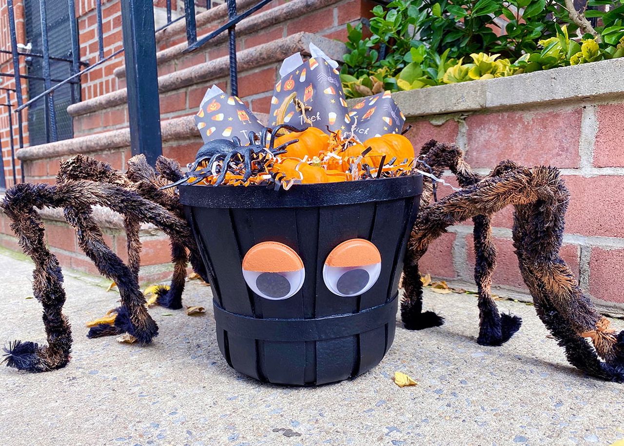 DIY Halloween Spider Treat Basket