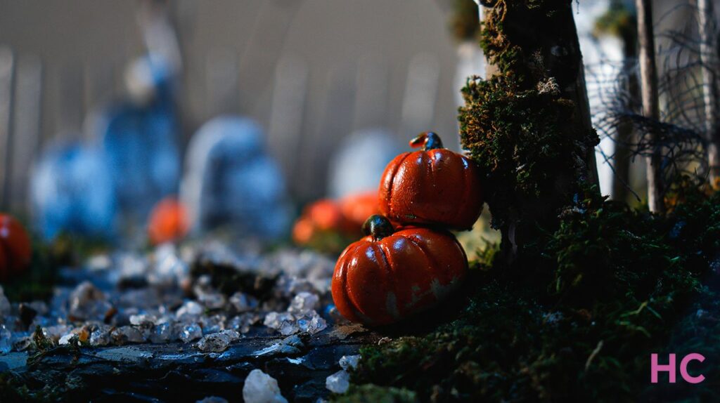 DIY miniature pumpkins for Halloween Graveyard - 1