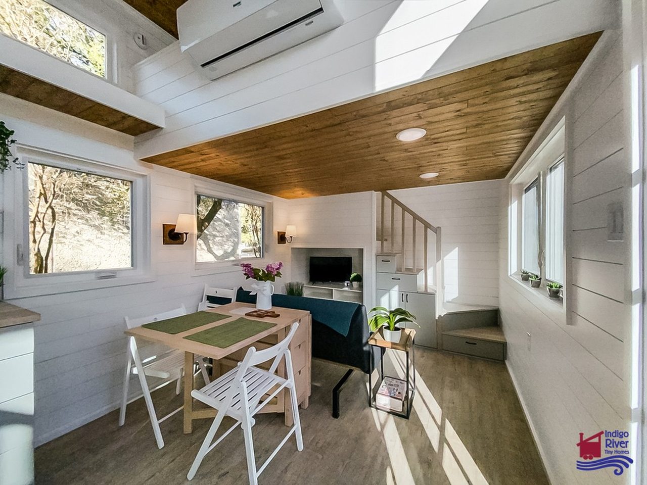 Elsie Tiny House - Living room and dining area