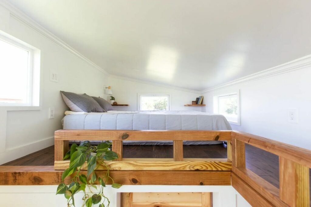 Fern Tiny House - Loft bedroom