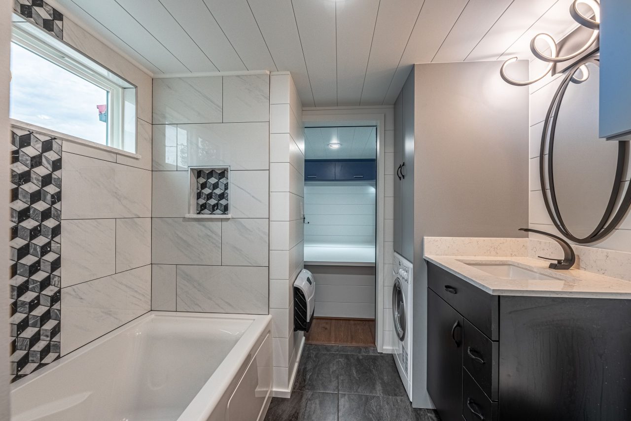 Finale Tiny House - Spa-like bathroom