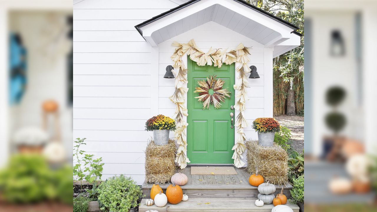 Front Porch Fall Decoration Ideas - corn husk garland