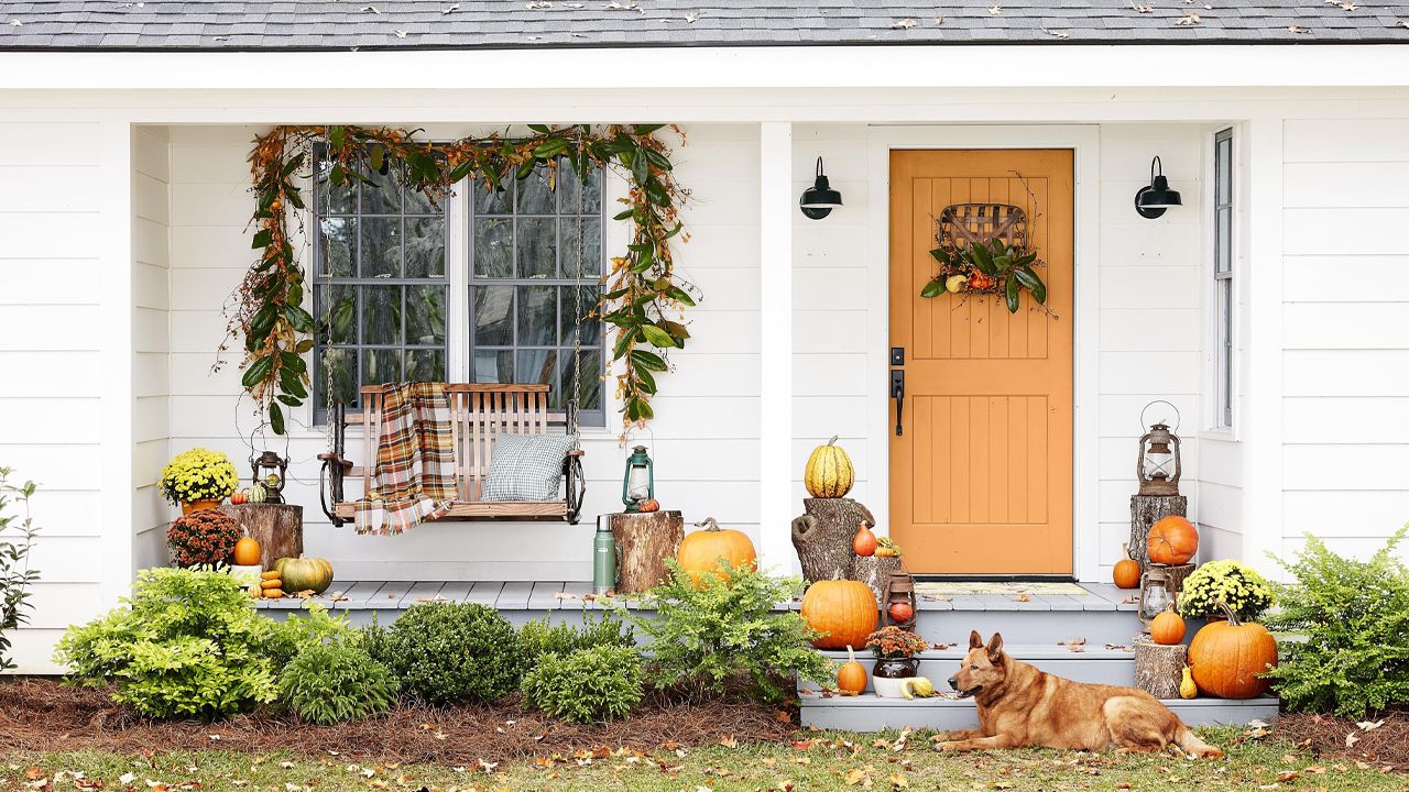 Front Porch Fall Decoration Ideas - eclectic garland and wreath
