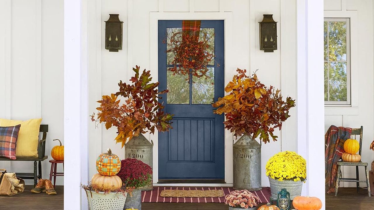 Front Porch Fall Decoration Ideas - giant planters with dried foliage