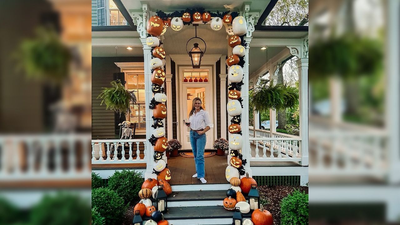 Front Porch Halloween Decoration Ideas - Pumpkin arch