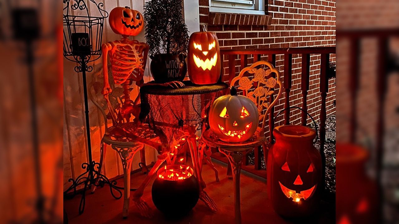 Front Porch Halloween Decoration Ideas - Skeleton waiting