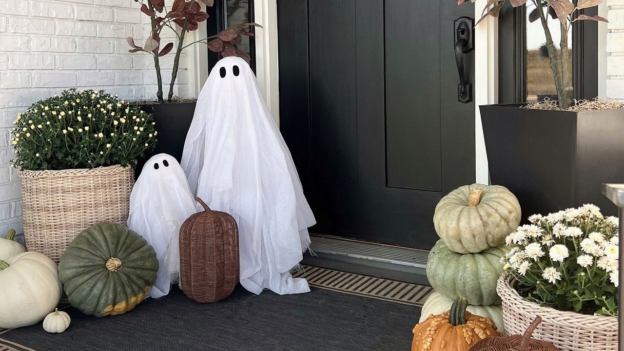 Front Porch Halloween Decoration Ideas - pumpkin patch Ghost