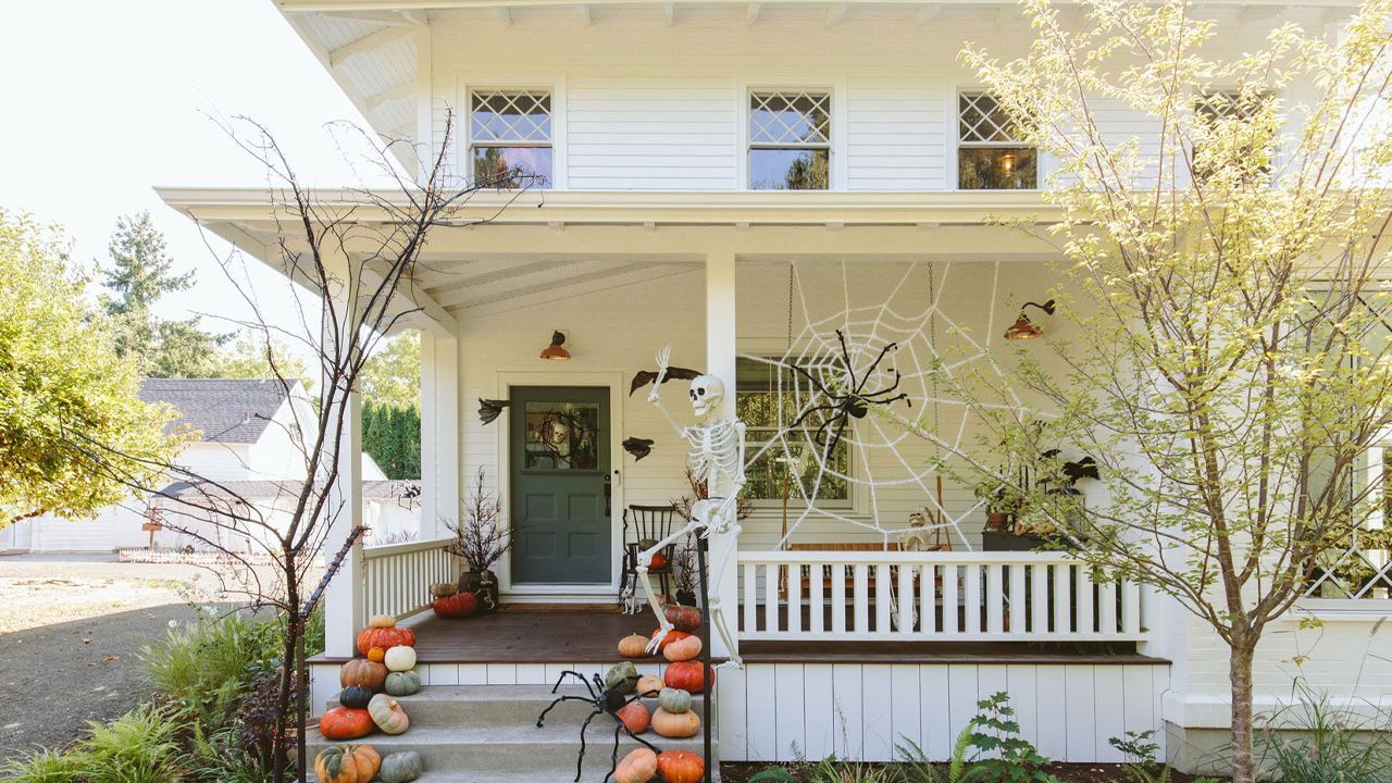Front Porch Halloween Decoration Ideas - skeleton waving