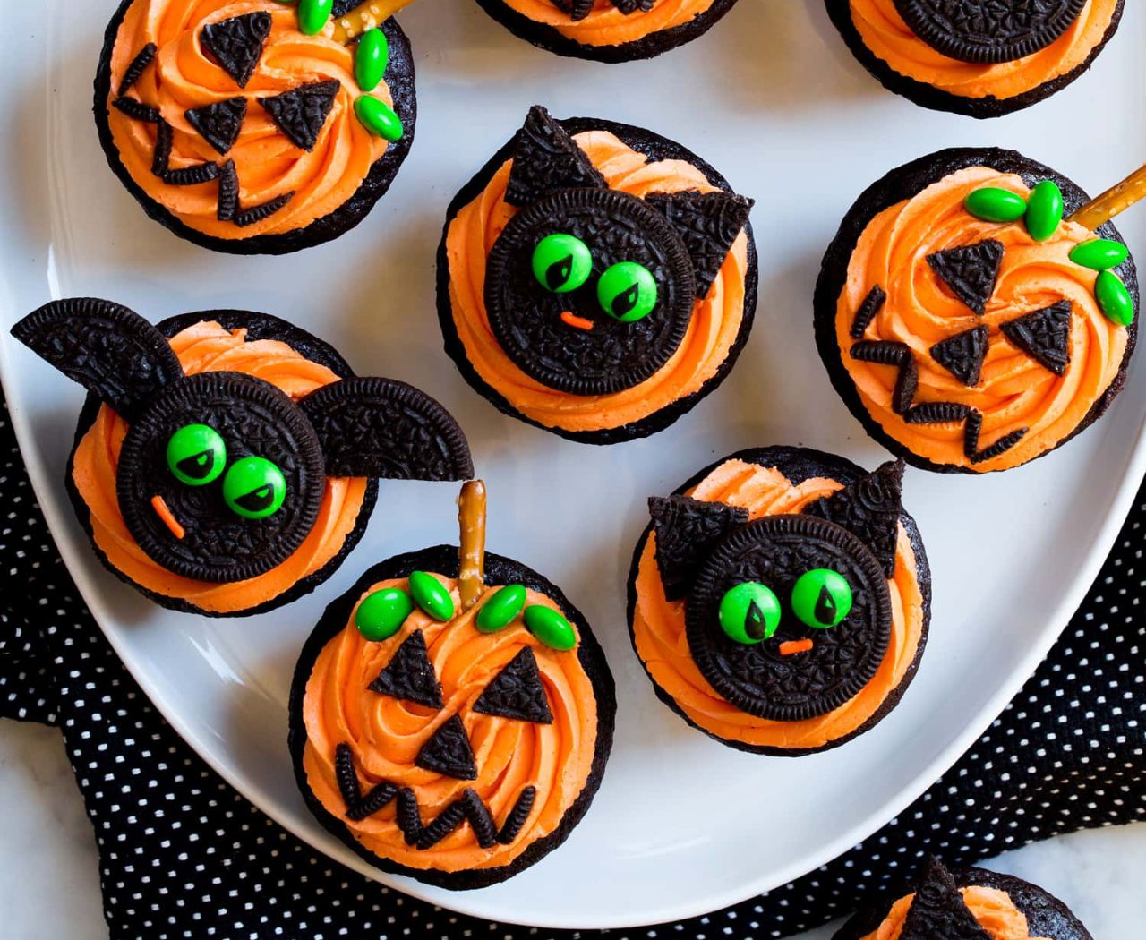 Halloween cupcake ideas - Oreo bats and cats cupcakes