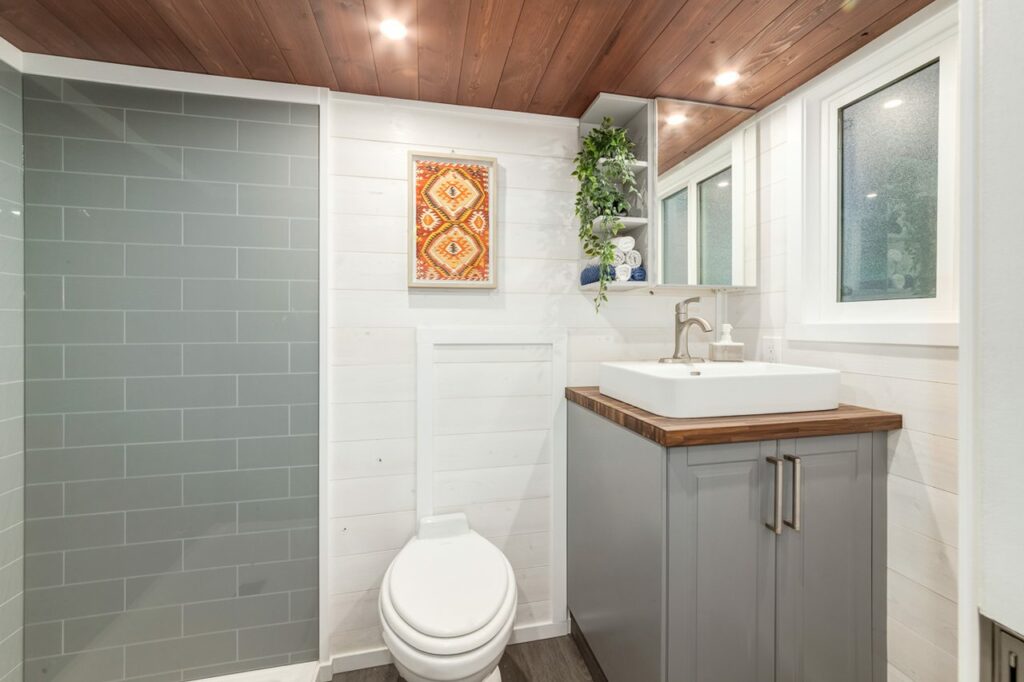 Jaunt Tiny House - Huge bathroom