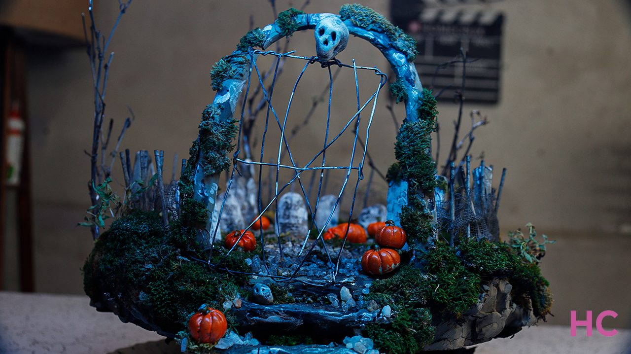 Miniature Graveyard for Halloween to Spook up Your Holiday Décor