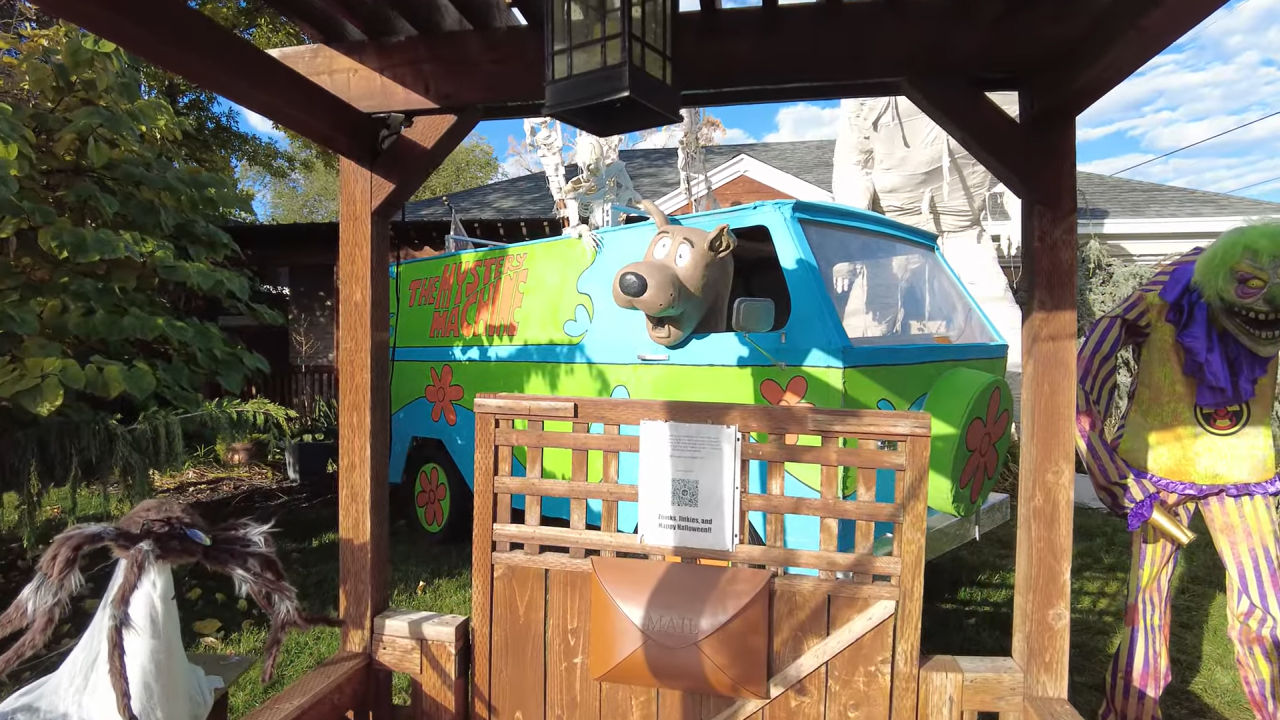 Coolsville is a Scooby-Doo Decoration Theme displays a giant scooby head to scare