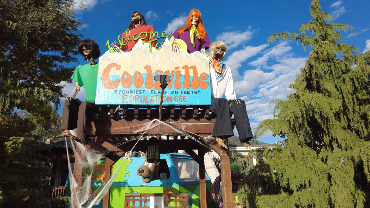 Coolsville is a Scooby-Doo Decoration Theme shows enthusiasm for Halloween flowing right through