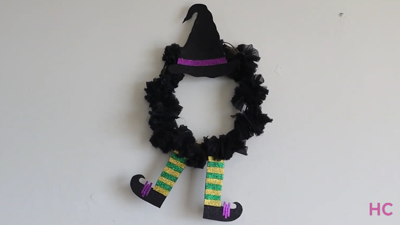 DIY-Witch-Wreath-For-Halloween decor usig fabric and felt