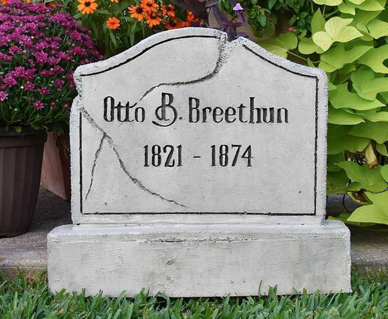 DIY tombstone halloween craft for outdoor decor
