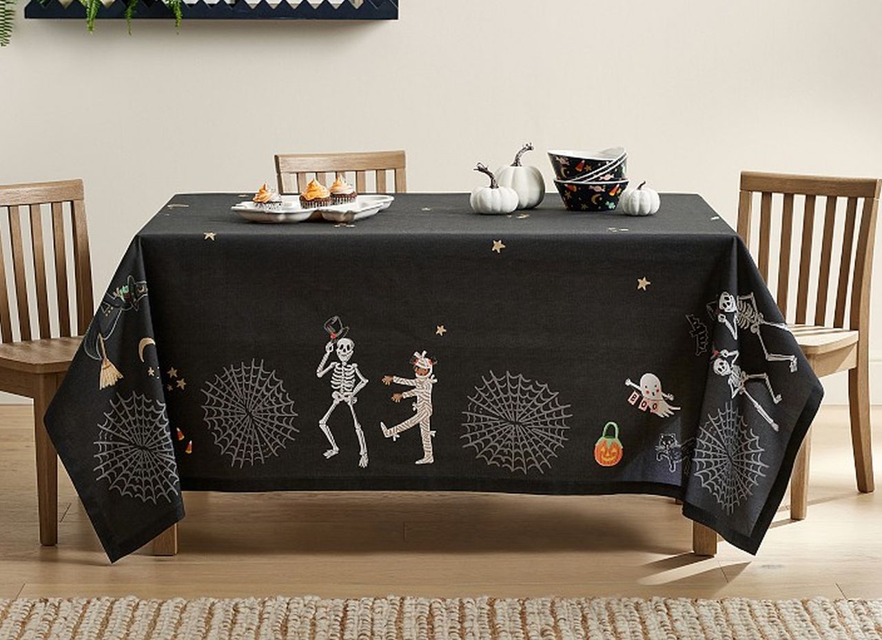 Halloween table Decoration Ideas - spooky tablecloth 2