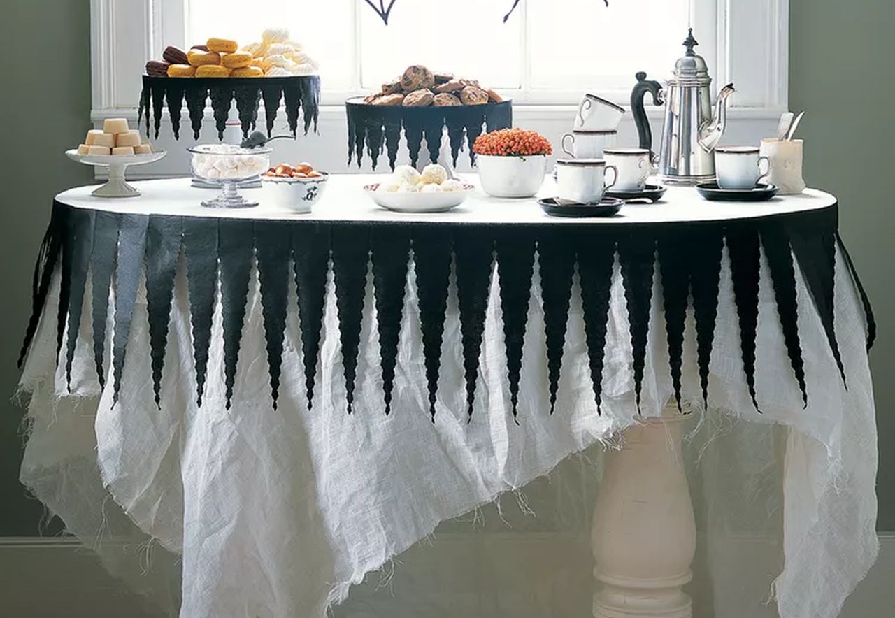 Halloween table decoration ideas - Creepy tablecloth design