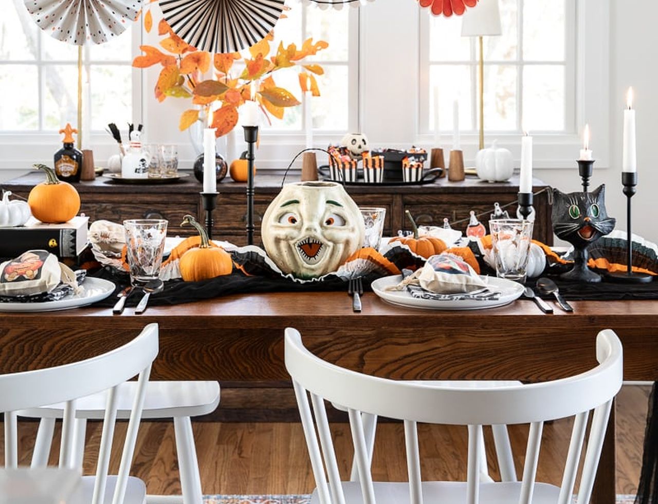 Halloween table decoration ideas - Vintage-themed table decoration