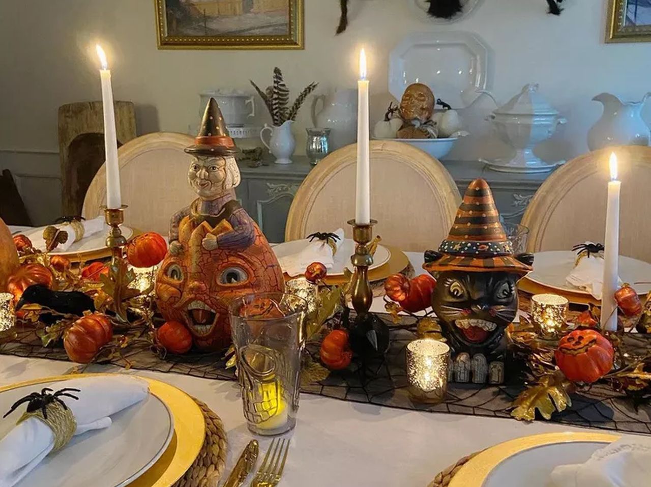 Halloween table decoration ideas - a cozy vintage look