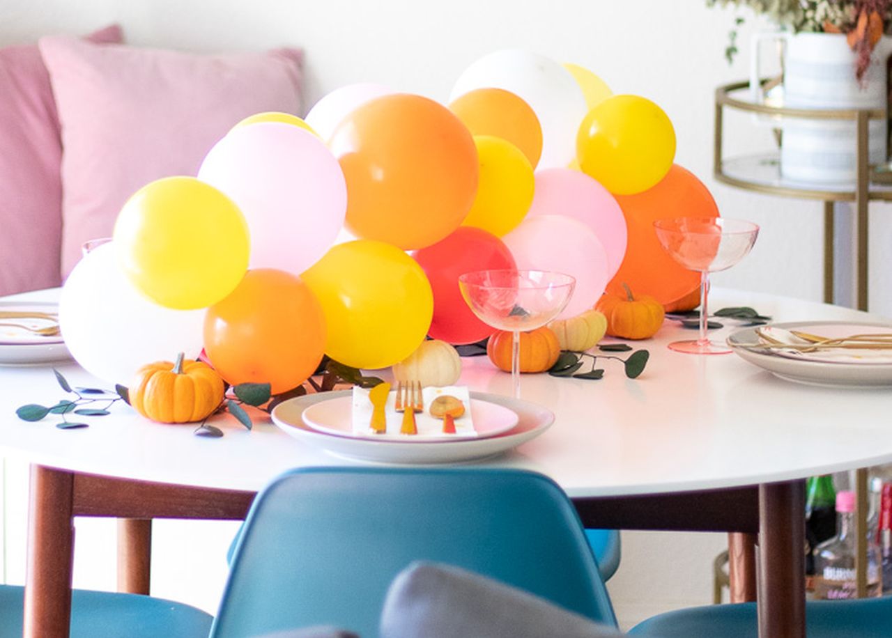 Halloween table decoration ideas - balloon table decoration