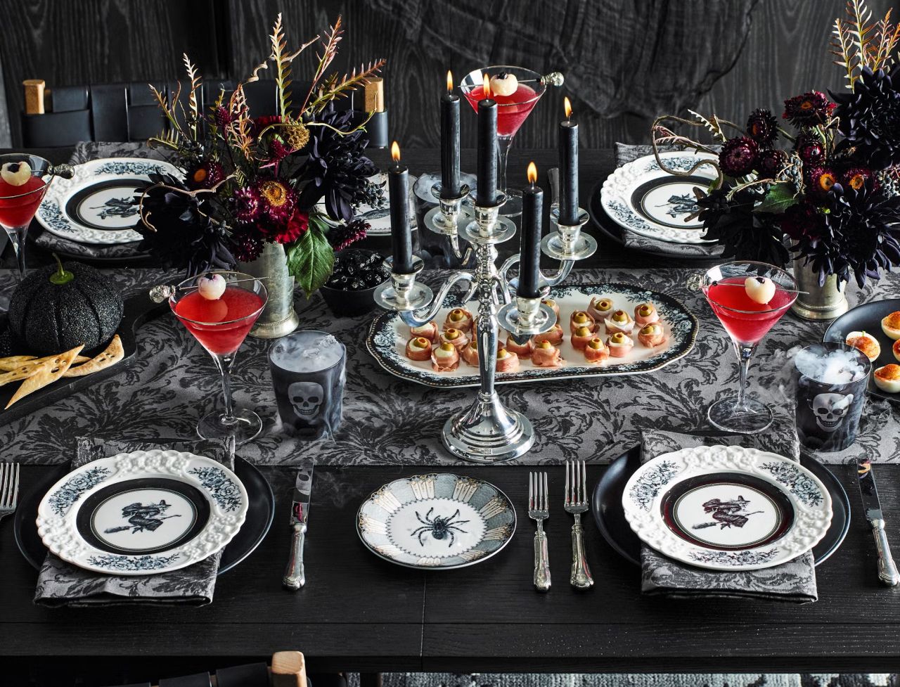 Halloween table decoration ideas - black-themed table decoration