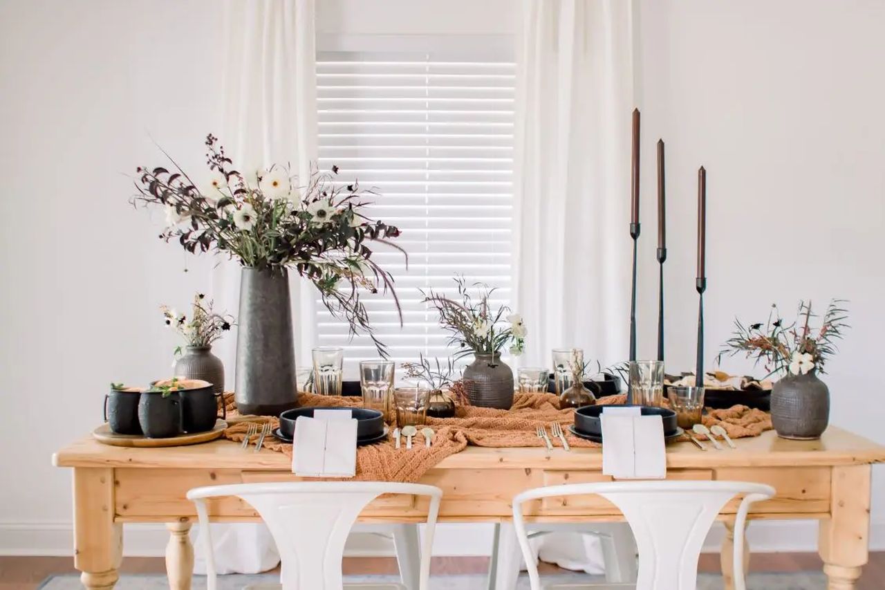 Halloween table decoration ideas - cozy farmhouse accent