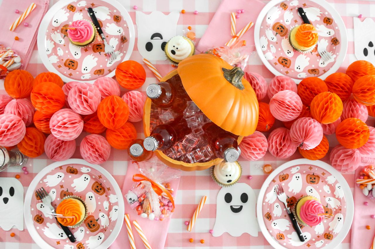 Halloween table decoration ideas - go pink this spooky season