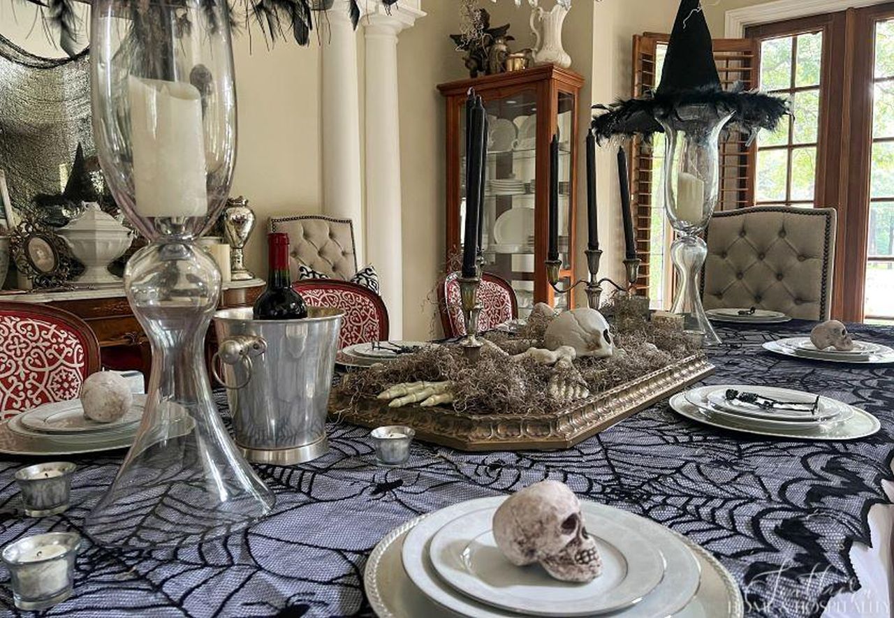 Halloween table decoration ideas - gothic table decoration