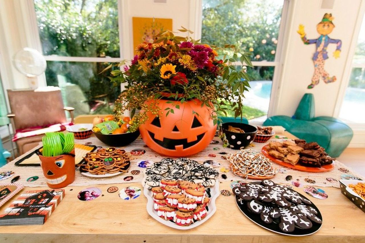 Halloween table decoration ideas - it's all about food