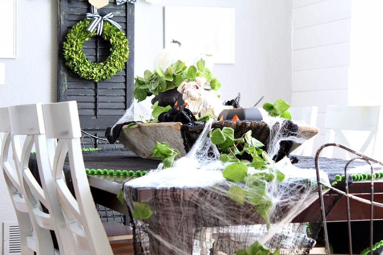 Halloween table decoration ideas - plant plants