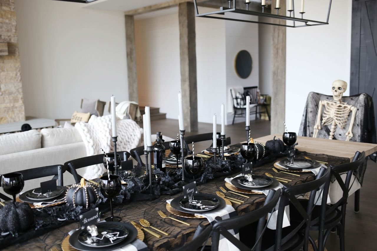 Halloween table decoration ideas - stunning black metallic accent