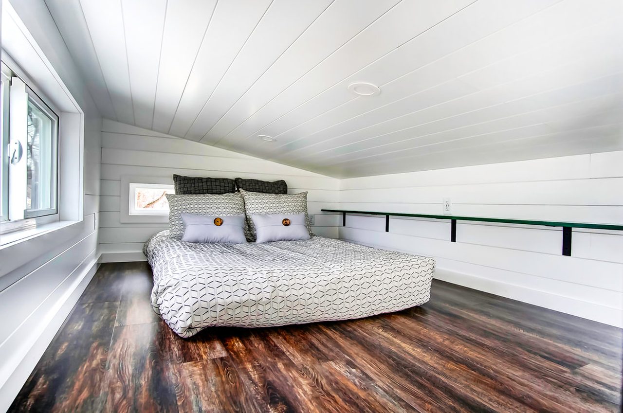 Kinnakeet Tiny House-Loft bedroom