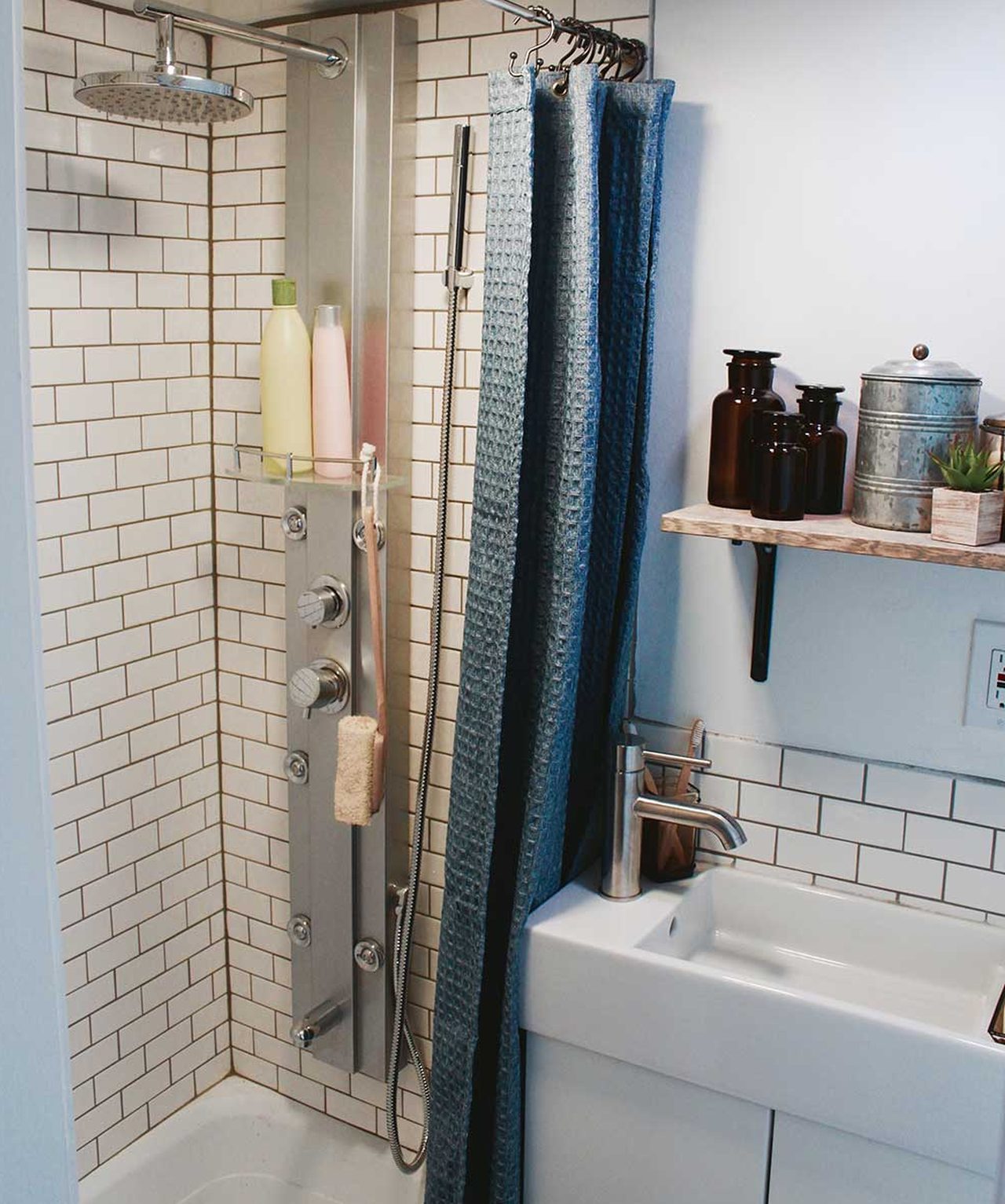 Midcentury Tiny Home - Bathroom