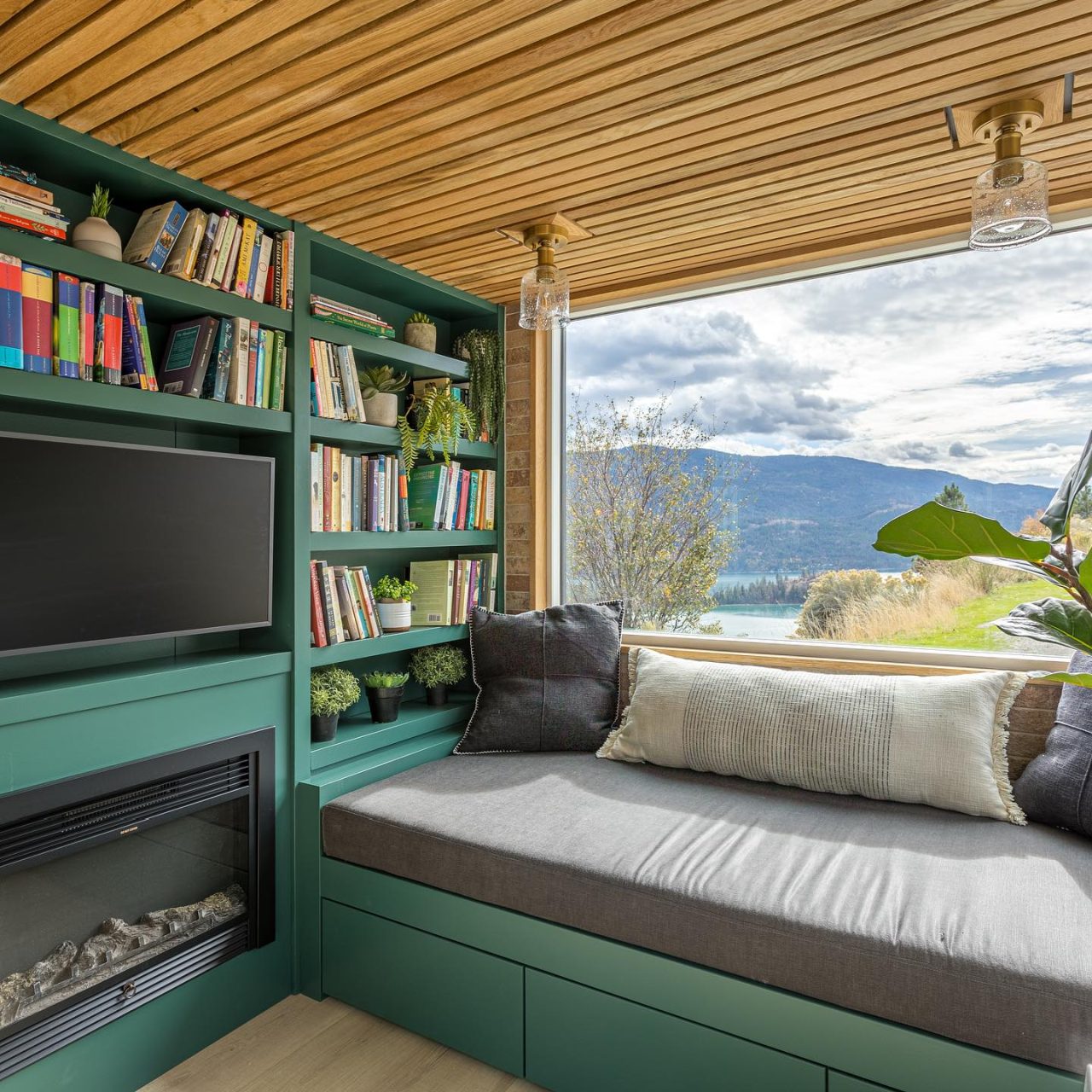 Nysos tiny house - Living room with library 1