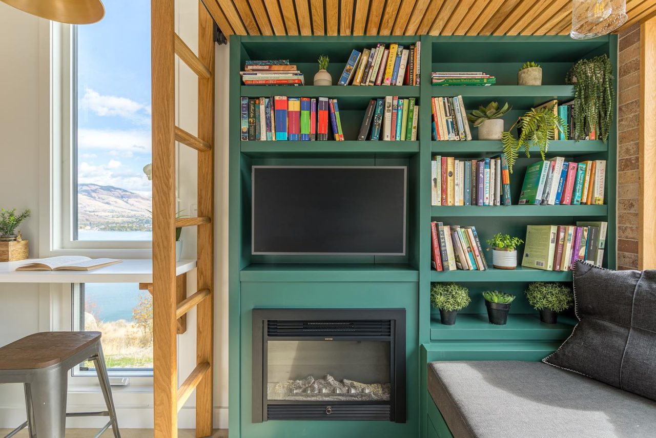 Nysos tiny house - Living room with library 2