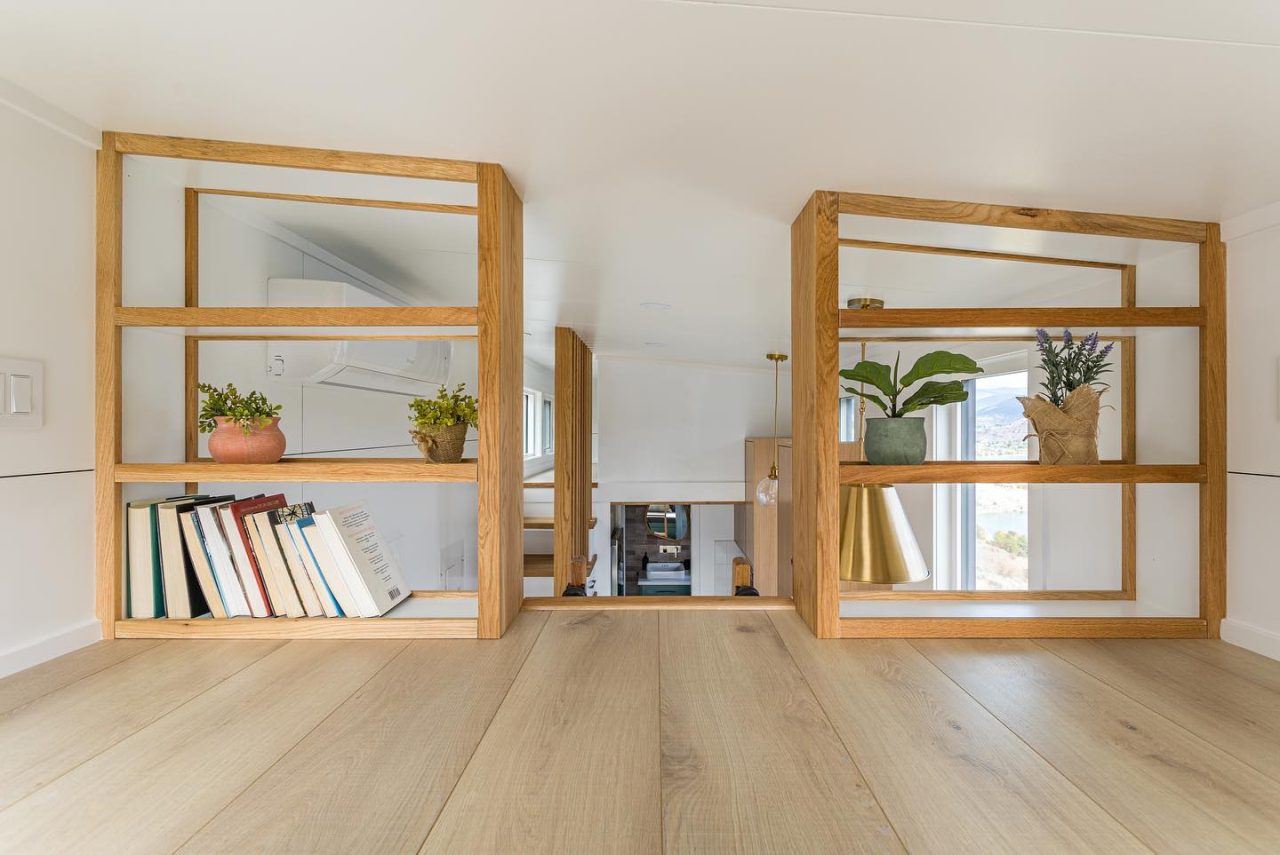 Nysos tiny house - loft bookshelves