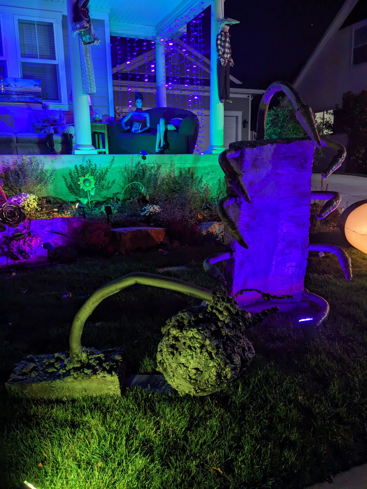 ‘Beetlejuice’ Halloween Theme Possess Pizzato Family’s Yard