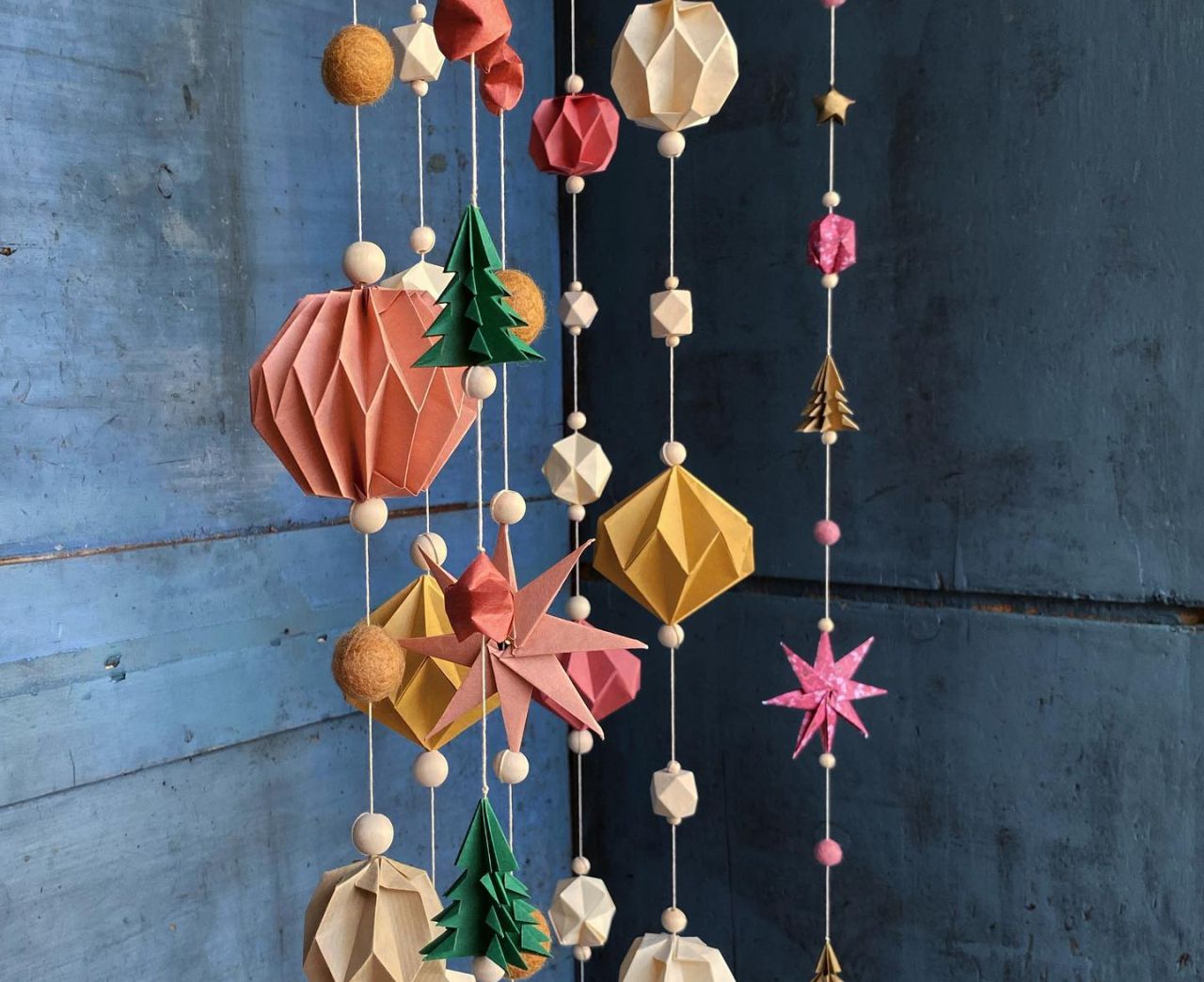 DIY Paper Christmas Garlands - Christmas origami stars and trees garland