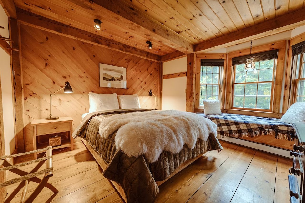 Deerwood Hill Cabin - ground floor bedroom