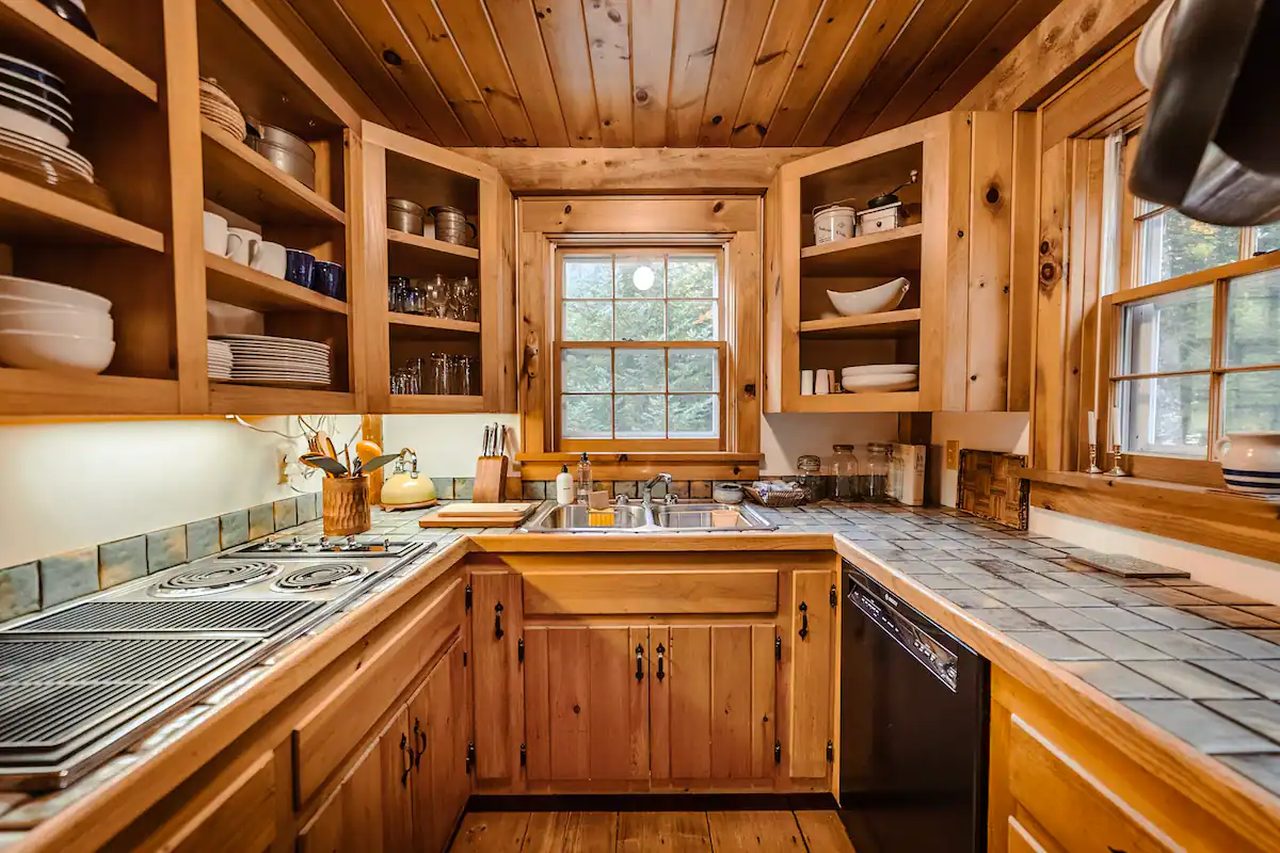 Deerwood Hill Cabin - kitchen