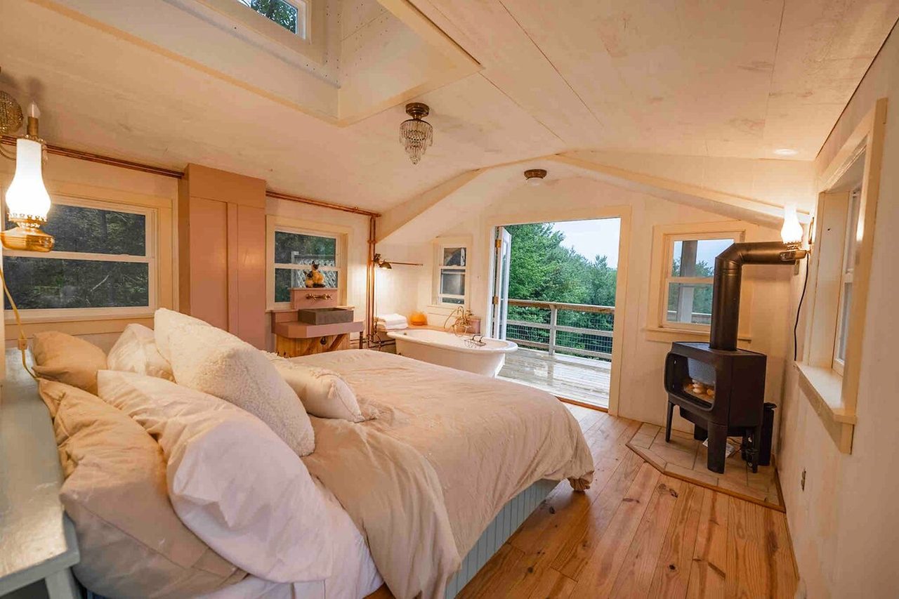 Riverbed Treehouse - bedroom 1