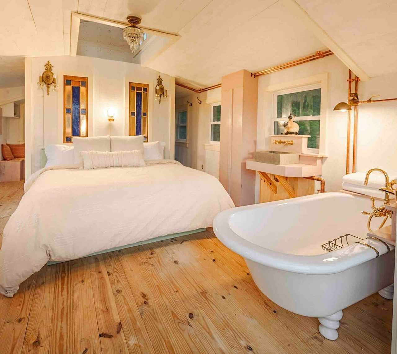 Riverbed Treehouse - bedroom with en-suite bathroom