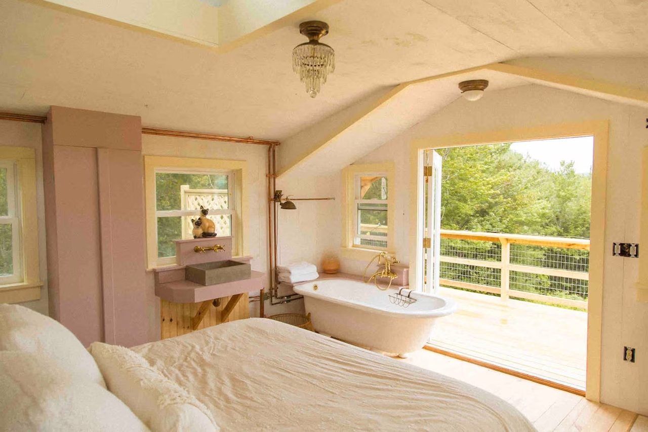 Riverbed Treehouse - bedroom