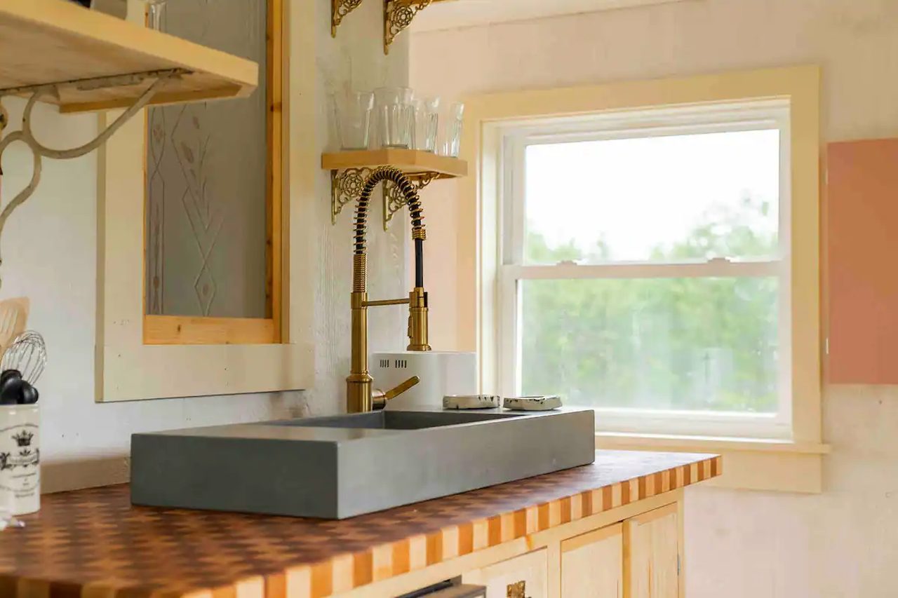 Riverbed Treehouse - kitchen sink