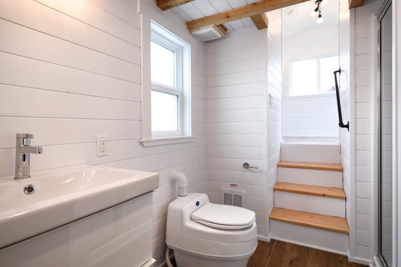 Traveler's Paradise Tiny House - bathroom