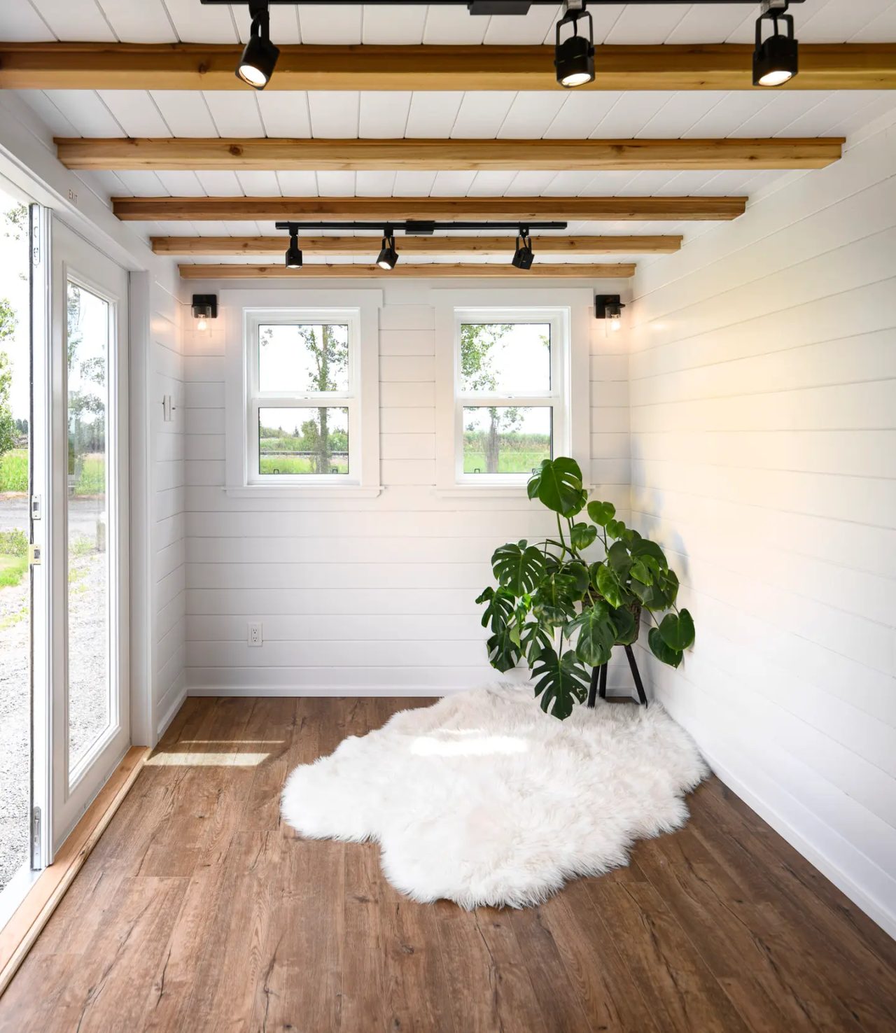 Traveler's Paradise Tiny House - living room