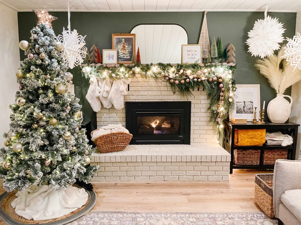 50+ Best Christmas Fireplace Mantel Decoration Ideas for 2024