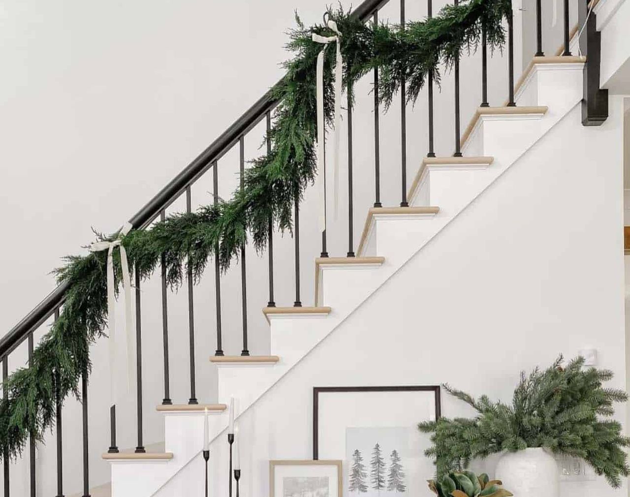 Christmas Staircase Decoration Ideas - evergreen garland