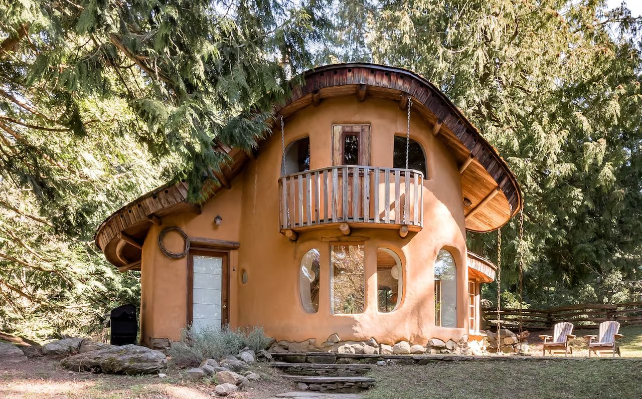 Cob Cottage in Mayne Island, California