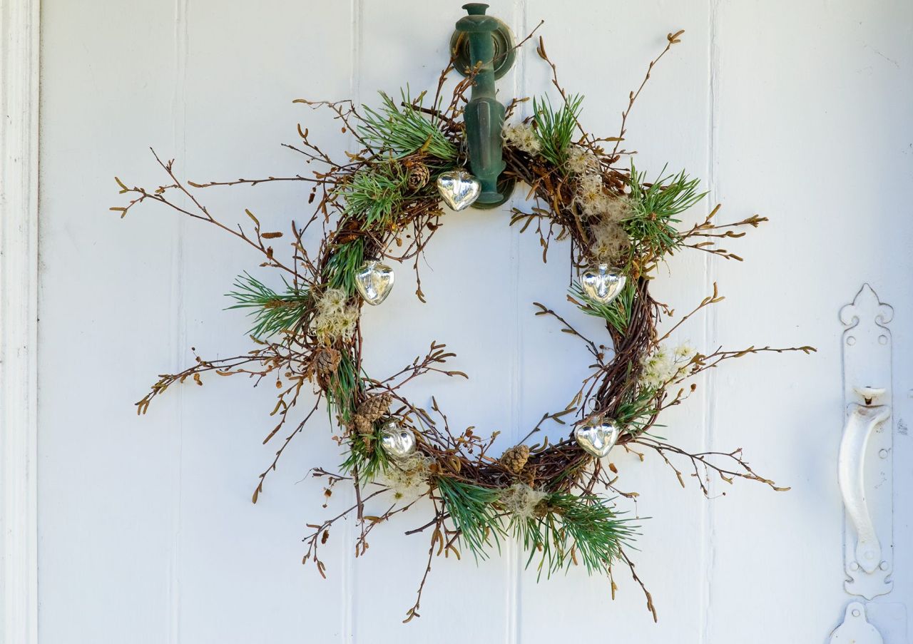 DIY Christmas Wreath Ideas - Contemporary Christmas Door Wreath